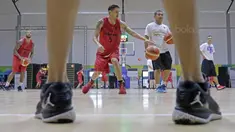 Aksi pemain Timnas Basket Indonesia, Daniel Wenas saat melakukan sesi latihan jelang test event Asian Games 2018 di Hall A Senayan, Jakarta, Rabu (7/2/2018). Test Event ini berlangsung pada 8-12 February 2018. (Bola.com/Nicklas Hanoatubun)