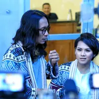 "Aku nyesuain apa yang pantas aja. Kan nggak tiba-tiba aku pakai rok mini yang gimana-gimana juga atau yang nggak pantas. Style aku tetap kayak gini. Cuma, aku nyesuain,” ucap Evelyn. (Adrian Putra/Bintang.com)