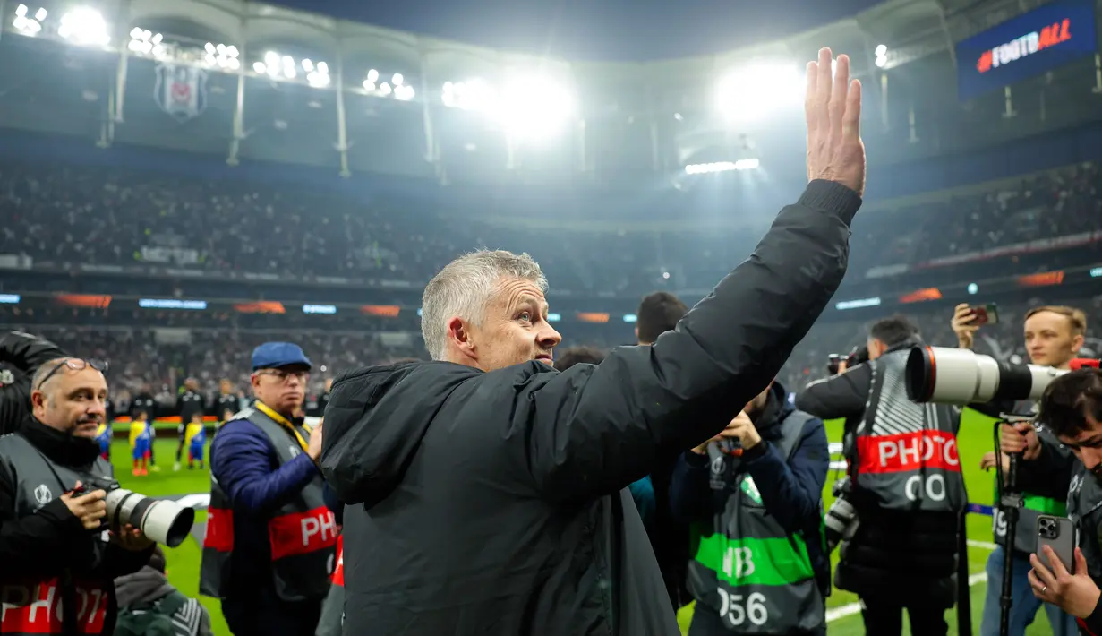 Ole Gunnar Solskjaer memulai cerita barunya bersama Besiktas dengan sempurna. Pada laga debutnya, mantan manajer Manchester United itu membawa Besiktas menang dengan skor besar melawan Athletic Bilbao. (AP Photo)