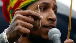 Seorang pria bernama Jerome Waite berorasi mengenai ganja saat menggelar aksi di dekat gedung Capitol di Washington (24/4). (AP Photo/Alex Brandon)