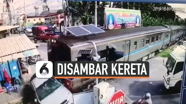 VIDEO: Rekaman Mengerikan Mobil Disambar Kereta yang Melintas
