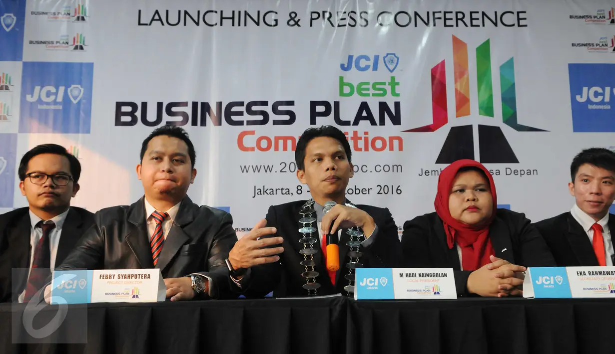 President JCI Jakarta, M Hadi Nainggolan (tengah) memberikan keterangan jelang digelarnya Best Business Plan Competition 2016 JCI Indonesia di IDEAL Business Center, Jakarta Timur, Minggu (12/6). (Liputan6.com/Helmi Afandi)