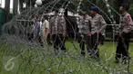  Aparat kepolisian berjaga saat berlangsungnya Aksi 212 - Jilid 2 di Kompleks Parlemen, Senayan, Jakarta, Senin (20/2). Kurang lebih 10 ribu Pasukan Prajurit Gabungan TNI-Polri di terjunkan saat Aksi tersebut. (Liputan6.com/Johan Tallo)