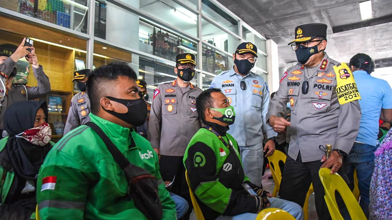 Kepala Korps Lalu Lintas (Kakorlantas) Polri, Irjen Istiono meninjau pelaksanaan vaksinasi para pengemudi ojek online (ojol) dan angkutan umum di Balikpapan, Kalimantan Timur.