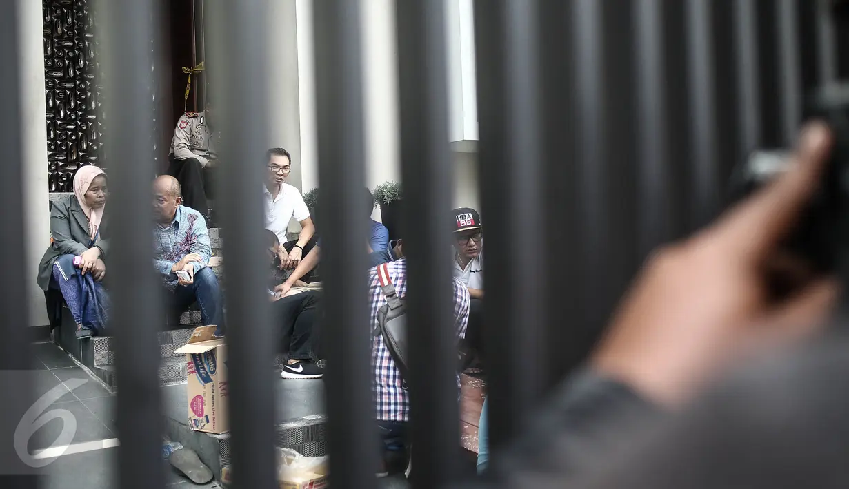 Kerabat mendatangi rumah mewah lokasi perampokan sadis yang terjadi di Jalan Pulomas Utara, Kayuputih, Pulogadung, Jakarta Timur, Selasa (27/12). Di antara yang menjadi korban perampokan Pulomas adalah pemilik rumah, Dodi. (Liputan6.com/Faizal Fanani)