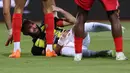<p>Namun ketika laga baru berjalan 42 menit, striker 35 tahun itu terjatuh dan tidak bisa lagi melanjutkan pertandingan. (Abdel Ghani BASHIR/AFP)</p>