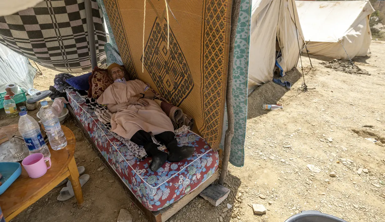 Menurut laporan Anadolu Agency, ada 50 ribu rumah yang hancur akibat bencana alam tersebut. (Photo by FADEL SENNA / AFP)