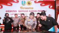 Irwasum Mabes Polri Komjen Pol Ahmad Dofiri meresmikan gedung Saber Pungli Polda Jatim. (Dian Kurniawan/Liputan6.com)