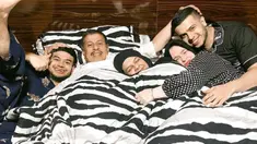 Potret kebersamaan Fadil (dari kiri), Pak Muh, Dilla, Mamah Fadil, Kak Yislam saat berpelukan di atas Kasur. Fadil dan keluarganya sering dijuluki sebagai keluarga cemara. (Instagram/@fadiljaidi)