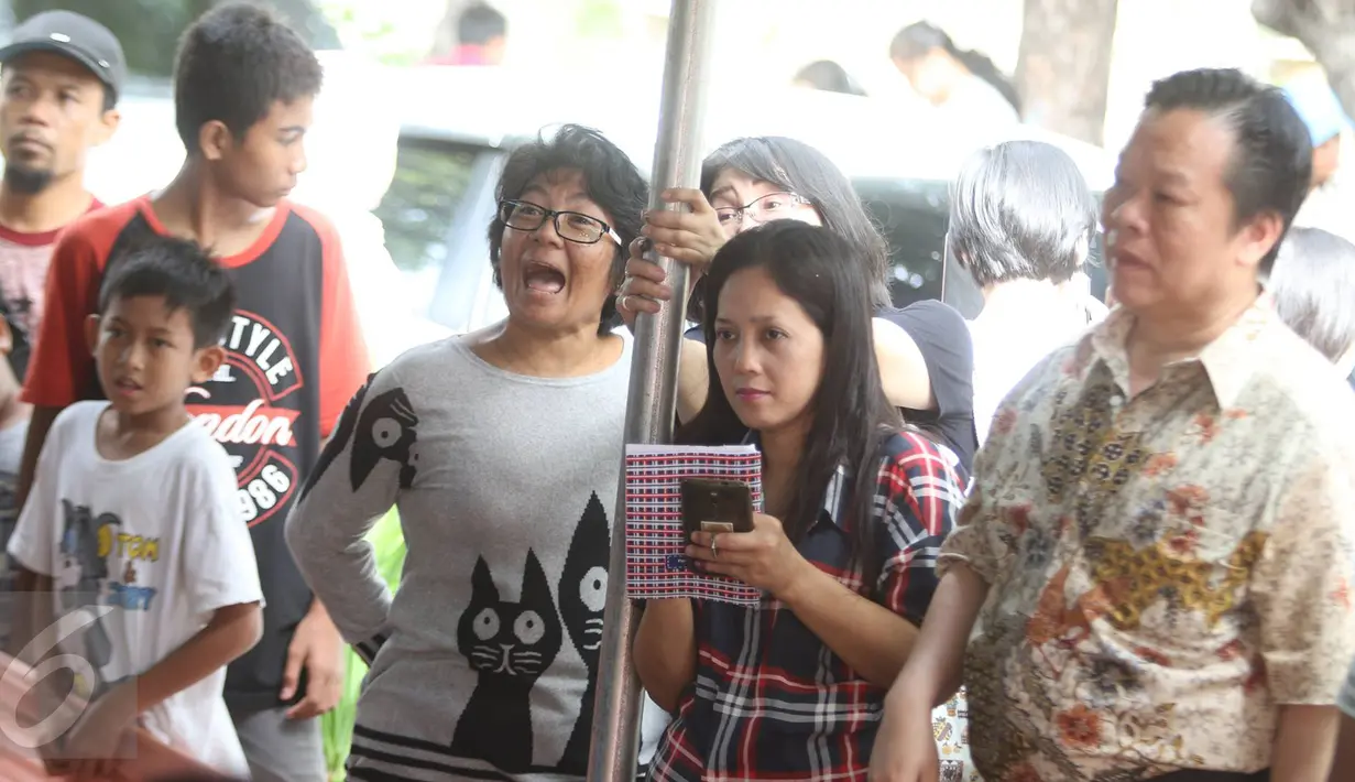 Warga mengamati proses penghitungan surat suara Pilkada DKI 2017 di TPS 01, Pasar Baru, Jakarta, Rabu (15/2). Pilkada serentak dilaksanakan di 101 daerah termasuk DKI Jakarta. (Liputan6.com/Immanuel Antonius)