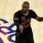 Pemain Cleveland Cavaliers, LeBron James, saat pertandingan melawan Golden State Warriors dalam  Final NBA gim kedua di Oracle Arena, Oakland, California, AS, 4 Juni 2017. (AFP/Ezra Shaw)