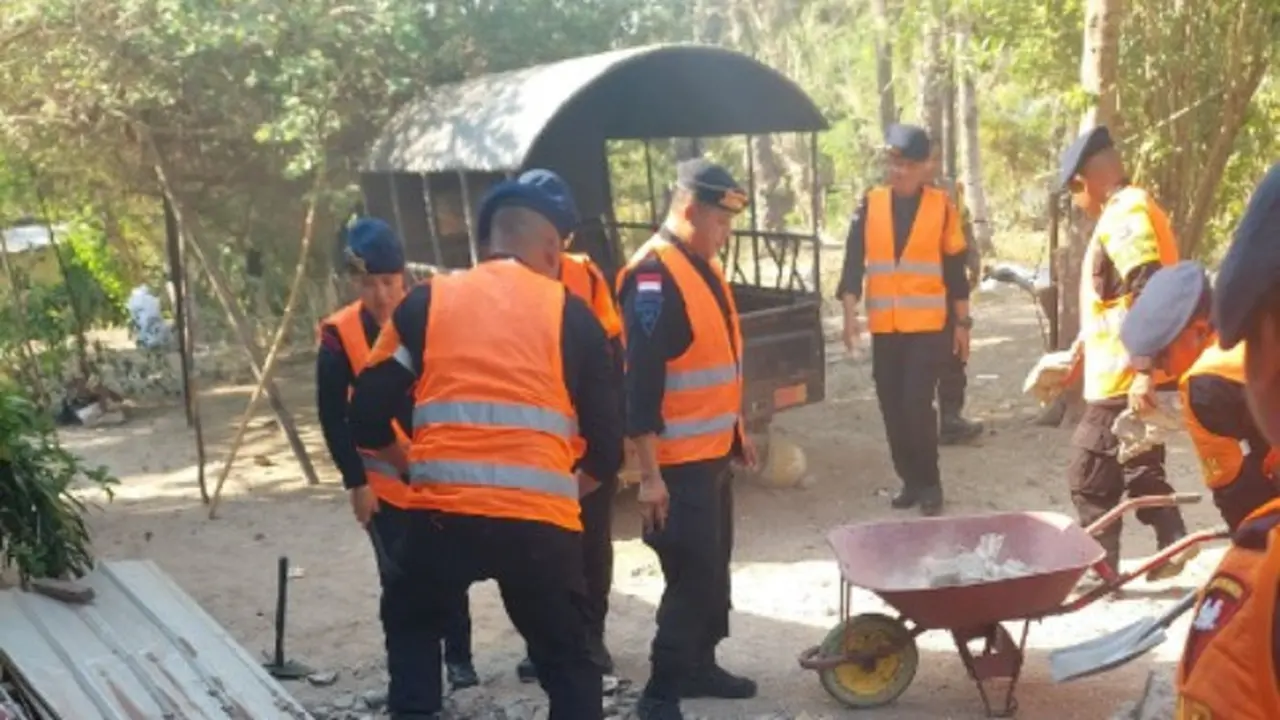 Gerak Cepat Anggota Brimob Polda Bantu Warga Korban Gempa Bumi di Kupang NTT