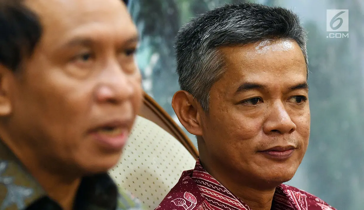 Anggota Fraksi MPR Partai Golkar yang juga Ketua Komisi II DPR RI, Zainudin Amali bersama Komisioner KPU RI, Wahyu Setiawan saat diskusi 4 Pillar MPR RI dengan tema "Menuju Pemilu 5 Kotak".(Liputan6.com/JohanTallo)