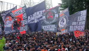 Massa suporter Persija Jakarta, The Jakmania, menggeruduk latihan tim kebanggaannya jelang menghadapi Persib Bandung di BRI Super League 2025/2026 di Persija Training Ground, Depok, pada Jumat (9/1/2026) sore WIB. (Bola.com/M Iqbal Ichsan)