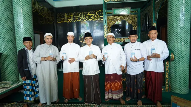 Cegah Virus Corona, Bupati Anas Bagi-Bagi Hand Sanitizer ke Masjid sampai Gereja