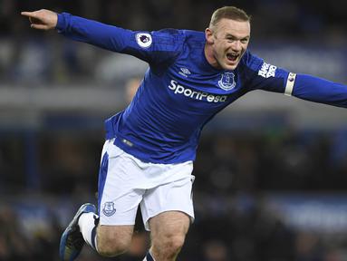 Striker Everton, Wayne Rooney, berhasil mencetak hattrick saat melawan West Ham pada laga Premier League di Stadion Goodison Park, Liverpool, Rabu (29/11/2017). Everton berhasil menang 4-0 atas West Ham. (AFP/Paul Ellis)