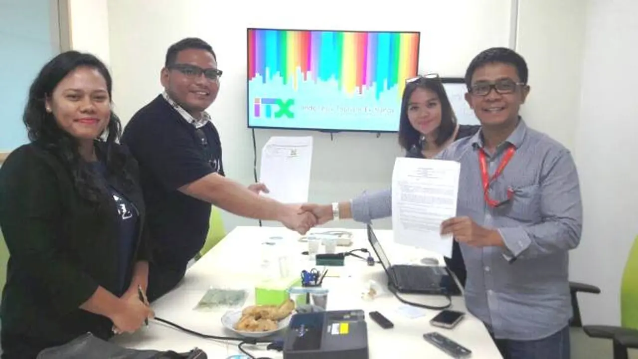 CEO & Founder Koolva Benny Batara (kedua kiri) berpose bersama selepas penandatanganan kerja sama dengan ITX. Kredit Foto: Koolva