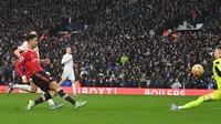 Pada menit ke-26 giliran Manchester United yang memiliki peluang. Sepakan Cristiano Ronaldo dari jarak dekat meneruskan umpan Paul Pogba masih dapat dihentikan kiper Leeds United, Illan Meslier. (AFP/Paul Ellis)