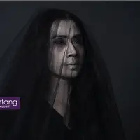 Ayu Laksmi, pemeran Ibu Mawarni di film Pengabdi Setan. (Fotografer: Bambang E. Ros, Make Up Artist: @vera_kusumadewi, Digital Imaging: Muhammad Iqbal Nurfajri/Bintang.com)