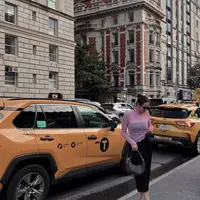 Seperti inilah potret Enzy Storia saat berada di New York. Pasti kalian familiar dengan taksi kuning yang menjadi salah satu ikon khas kota New York. [Foto: instagram.com/enzystoria]