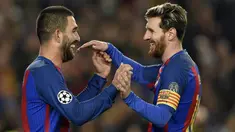 Pemain Barcelona, Lionel Messi dan Arda Turan, merayakan gol yang dicetaknya ke gawang Gladbach pada laga Liga Champions di Stadion Nou Camp, Spanyol, Kamis (7/12/2016). Barcelona menang 4-0 atas Gladbach. (AFP/Lluis Gene)