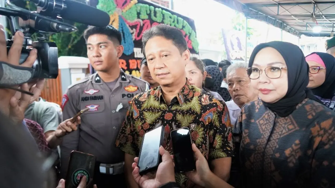 Menteri Kesehatan RI, Budi Gunadi Sadikin, melayat ke rumah duka mendiang Dokter Mawartih Susanty SpP atau yang biasa dipanggil dokter Mawar di Kota Makassar, Sulawesi Selatan pada Senin, 13 Maret 2023. (Dok Kementerian Kesehatan RI)