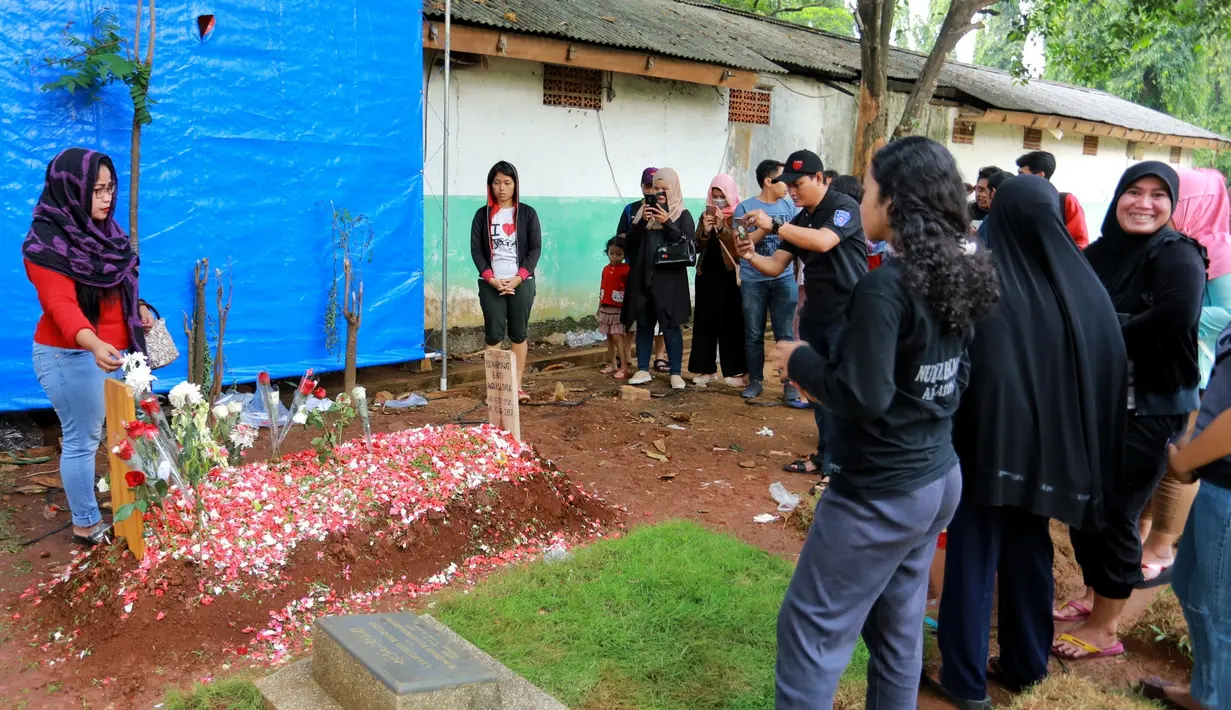 Beberapa di antara mereka ada yang sengaja datang lantaran menurut pengakuannya tak dapat mengantarkan mendiang Jupe saat proses pemakaman berlangsung. Akhirnya mereka pun memilih datang untuk berziarah. (Adrian Putra/Bintang.com)