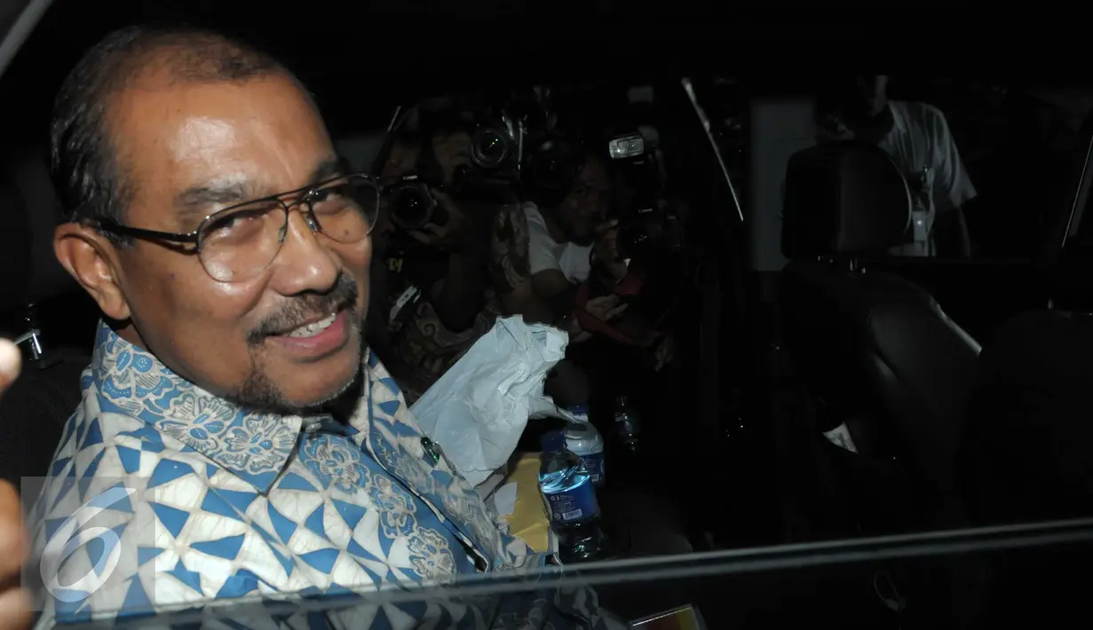 Nono Sampono memasuki mobil usai menjalani pemeriksaan KPK, Jakarta, Senin (18/4). Nono diperiksa sebagai saksi untuk tersangka Sanusi terkait kasus dugaan suap pembahasan Raperda Reklamasi Teluk Jakarta. (Liputan6.com/Helmi Afandi)