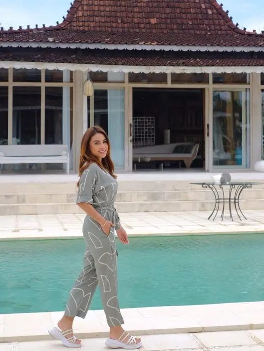 Melansir Kapanlagi.com, Aurel yang diwawancara Cumicumi (19/11/2020) menceritakan soal pernikahannya dengan Atta. Sempat diberitakan batal menikah, Atta pun buka suara dan menceritakan yang sebenarnya. (Instagram/aurelie.hermansyah)