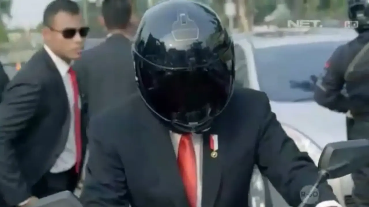 Atraksi Jokowi Naik Motor Saat Masuk ke GBK
