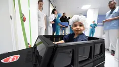 Petugas medis melihat Souvail (2) menggunakan mobil mainan listrik menuju ruang operasi di Rumah Sakit Valenciennes, Prancis, Jumat (2/2). Program ini untuk membuat anak-anak lebih santai sebelum menjalani prosedur operasi. (FRANCOIS LO PRESTI/AFP)