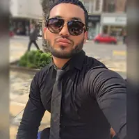 Kamu merasa kesulitan saat menggunakan high heels atau bahkan dress? Kamu harus banyak belajar dari pria berbadan kekar dan berwajah ganteng ini. (Foto: Instagram/@sinonloresca)