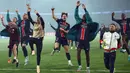 Para pemain Paris Saint-Germain (PSG) merayakan kemenangan mereka pada akhir pertandingan leg kedua semifinal Liga Champions 2024/2025 melawan Arsenal di Stadion Parc des Princes, Paris, pada 7 Mei 2025 waktu setempat atau Kamis (8/5/2025) dini hari WIB. (FRANCK FIFE/AFP)