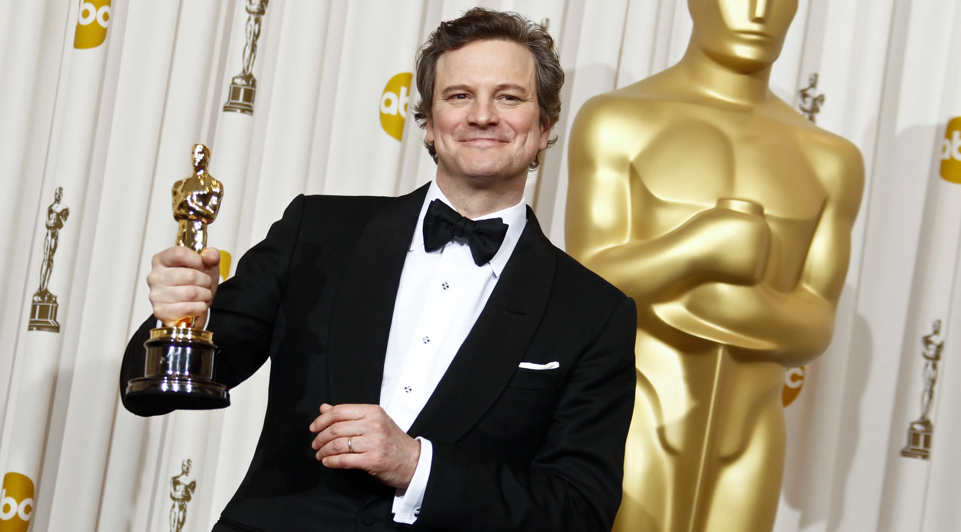 Aktor Inggris Colin Firth meraih piala Oscar 2011 untuk kategori bergengsi, Aktor Terbaik Pria. Firth menang lewat perannya sebagai Raja George VI di "The King's Speech". (AP Photo/Matt Sayles)