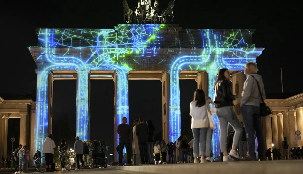 Gerbang Brandenburg diterangi pada malam pembukaan resmi Festival Cahaya di Berlin, Jerman, Kamis (2/9/2021). Festival Cahaya ini berlangsung dari 3 - 12 September 2021. (AP Photo/Michael Sohn)