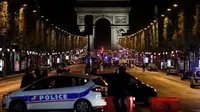 Polisi dikerahkan di Champs Elysees, Paris, menyusul adanya penembakan yang menewaskan satu orang polisi (AFP)