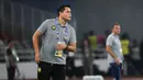 Pelatih Malaysia U-23, Mohd Nafuzi memberikan instruksi kepada para pemainnya dalam laga Grup A Piala AFF U-23 2025 melawan Timnas Indonesia di Stadion Utama Gelora Bung Karno (SUGBK), Senayan, Jakarta, Senin (21/07/2025). (Bola.com/Abdul Aziz)