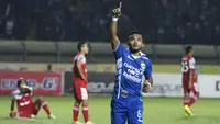 Penyerang Persib, Zulham Zamrun, merayakan gol yang dicetaknya ke gawang Martapura FC dalam lanjutan Piala Presiden 2015 di Stadion Si Jalak Harupat, Bandung. Kamis (10/9/2015). (Bola.com/Vitalis Yogi Trisna)