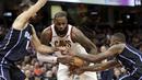 Pemain Cleveland Cavaliers, LeBron James (tengah) berusaha melewati kepungan dua pemain Orlando Magic pada lanjutan NBA basketball game di Quicken Loans Arena, (18/1/2018). Cavaliers menang 104-103. (AP/Tony Dejak)