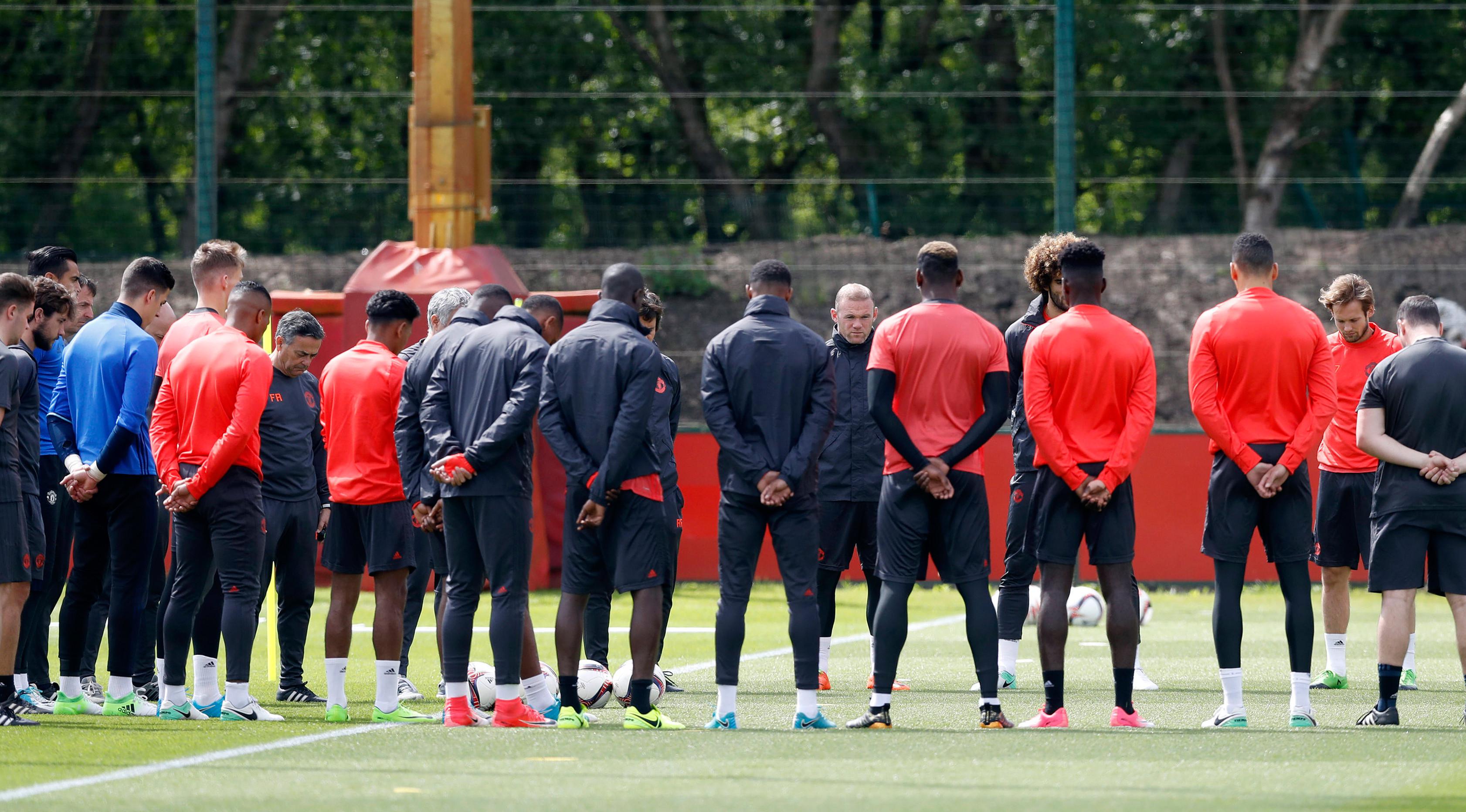 Para pemain MU saat mengikuti sesi latihan di AON Training Complex di Carrington, Inggris, Selasa (23/5). Partai final Liga Eropa 2016-2017 akan digelar di Friends Arena, Stockholm, pada 25 Mei 2017 dini hari WIB. (Martin Rickett / PA via AP)