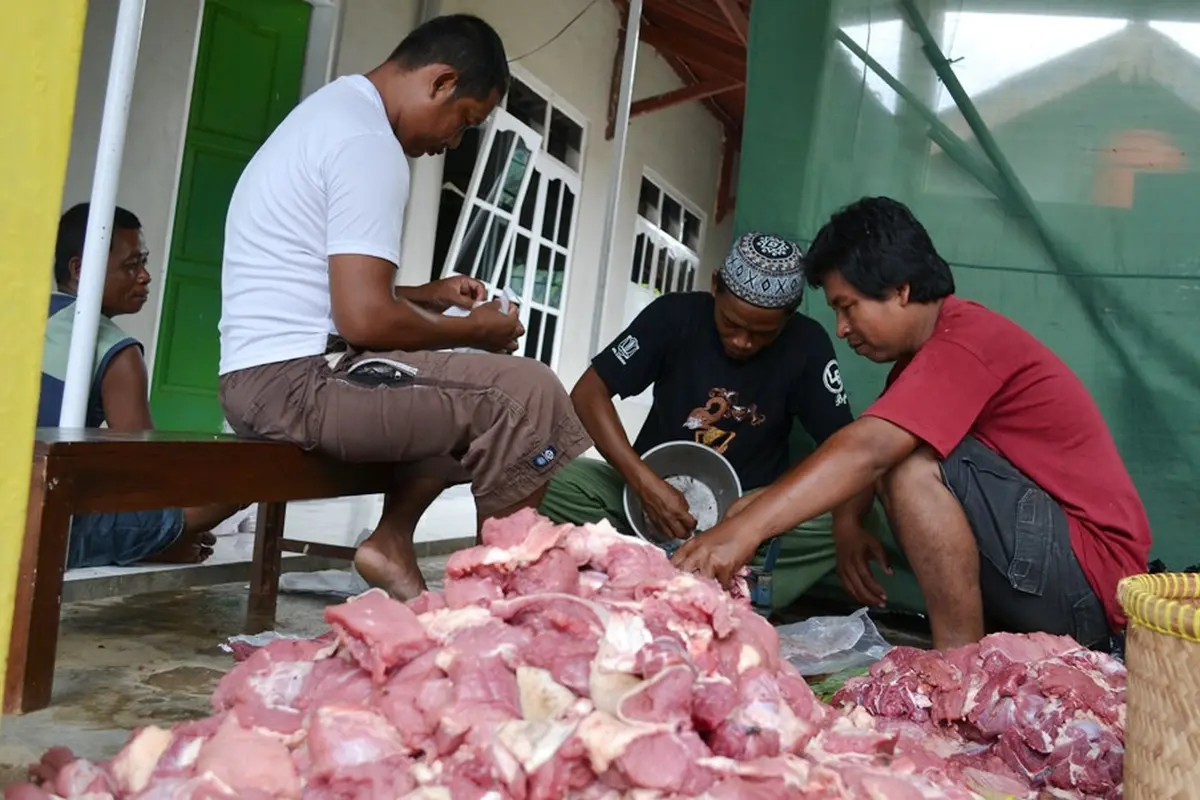Ilustrasi - Pembagian daging kurban pada Idul Adha. (Foto: Liputan6.com/Muhamad Ridlo)