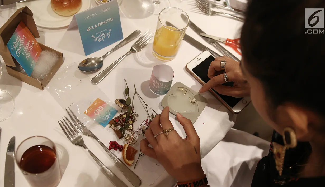 Peserta saat mengikuti workshop session "wax sachet" pada  Laneige x Fimela Christmas dinner : Sparkle My Way di Jakarta, Kamis (20/12/2018). Laneige x Fimela Christmas dinner : Sparkle My Way diikuti sebanyak 80 orang. (Liputan6.com/Herman Zakharia)