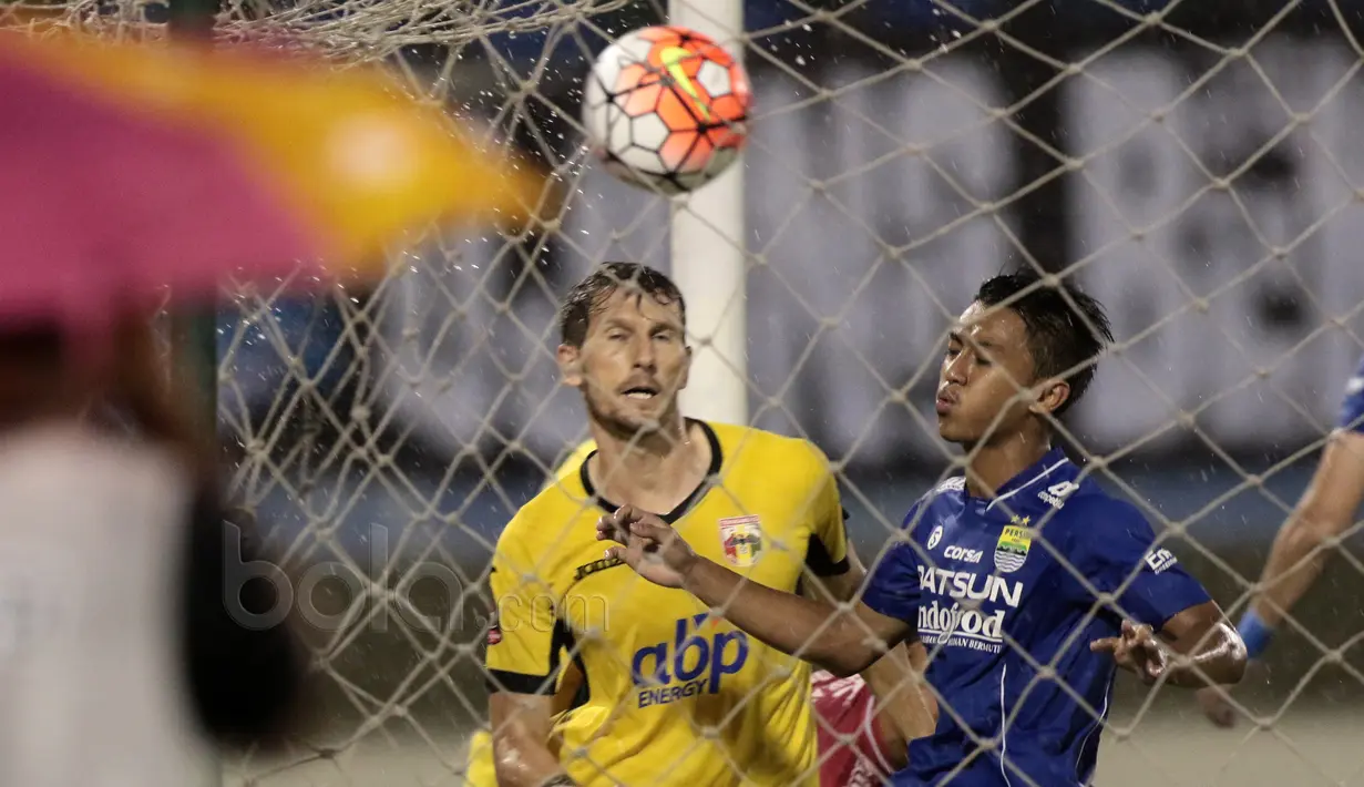 Salah satu penampilan Febri Hariyadi bersama Persib Bandung saat melawan Mitra Kukar pada laga Piaala Presiden 2017 di Stadion Manahan, Solo, (22/4/2017). (Bola.com/Nicklas Hanoatubun)