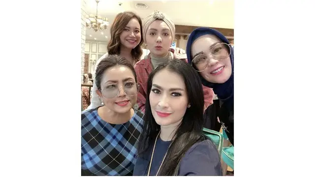 Iis Dahlia juga turut hadir dalam momen kumpul bersama ini, raut bahagia begitu terpancar dari personel geng Kepompong.