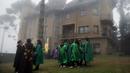 Siswa dari School of Magic and Witchcraft berkumpul di luar kastil di wiliyah pegunungan Campos do Jordao, Brasil (20/8). Ditempat ini, mereka bisa merasakan sensasi sekolah sihir ala film Harry Potter. (AFP Photo/Nelson Almeida)