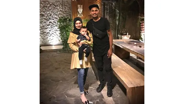 6 Potret Bek Persebaya Andri Muliadi Bareng Keluarga, Selalu Mesra