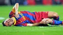 Playmaker Barcelona Xavi Hernandez tergeletak kesakitan di laga leg pertama semifinal Copa del Rey lawan UD Almeria di Nou Camp, 26 Januari 2011. AFP PHOTO / LLUIS GENE 
