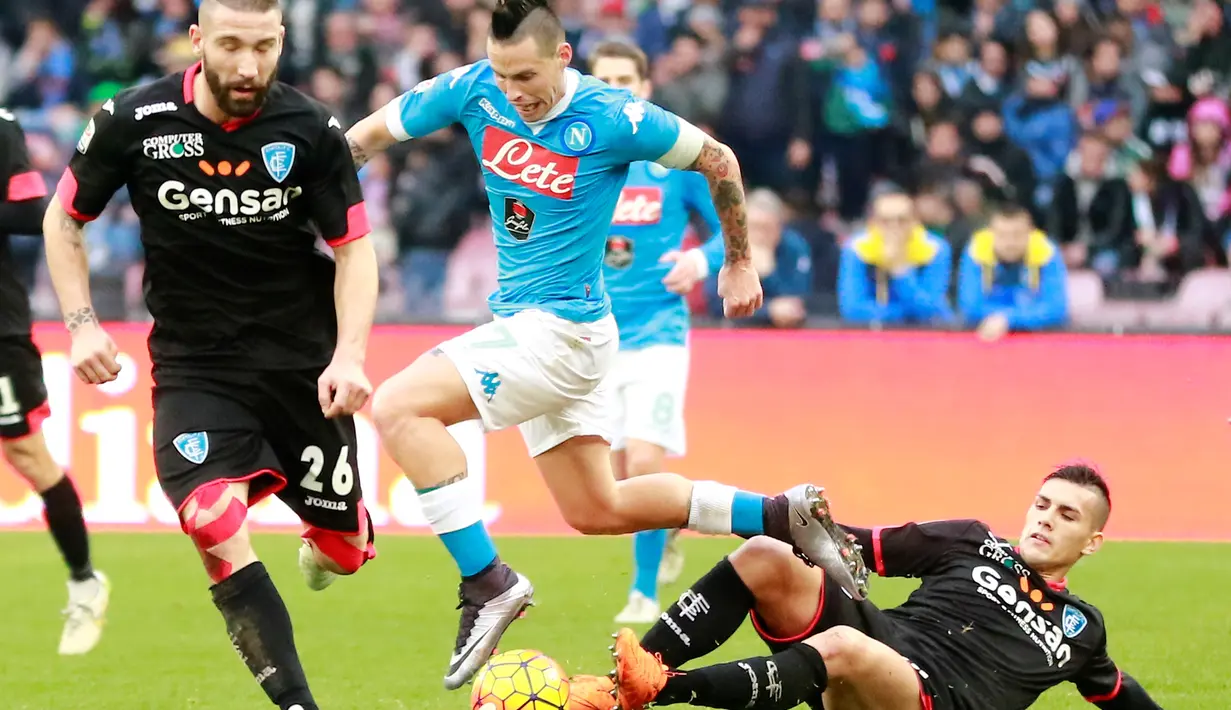 Pemain Napoli, Marek Hamsik, berusaha dihentikan pergerakannya oleh pemain Empoli pada lanjutan Serie A Italia di Stadion San Paolo, Minggu (31/1/2016) malam WIB. (AFP/Carlo Hermann)
