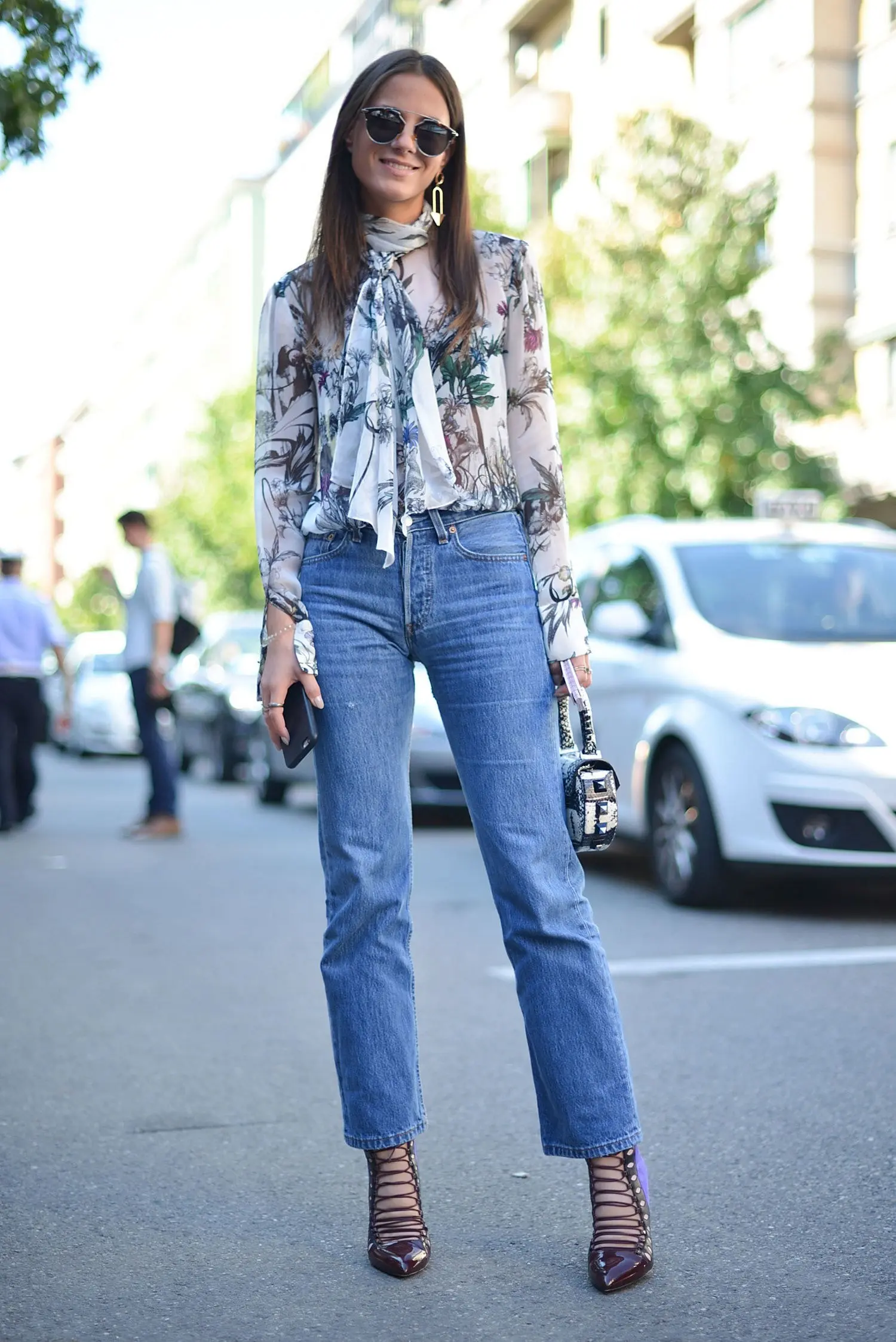 Tips memakai celana jeans sesuai bentuk badan. (Image: glamour.com1 Straight jeans)