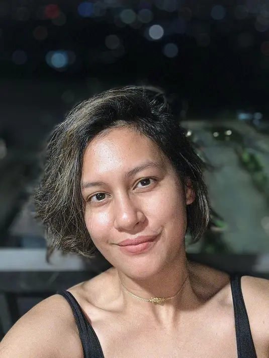 Terlebih setelah ia memutuskan untuk memangkas rambutnya bergaya choppy bob. [Foto: IG/raihaanun].